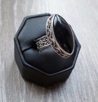 Zilveren ring gezet met ovale zwarte Onyx in bewerkte setting 17
